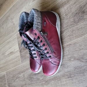Like new!! Remonte Tex soft foam burgundy shoes,  size 39.